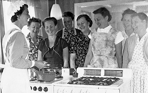 Färska konsulenten Östlund har kurs på kringresande pråmen Marta i Åstol 1958. Klicka till källan.